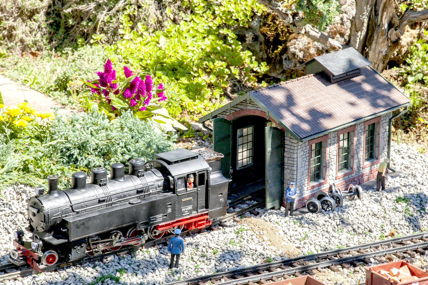 Art. Nr. 330890 - Nebenbahbnlokschuppen - Geeignet fr Loks bis zu 350 mm LP! Einstndiger Nebenbahnlokschuppen mit Bruchsteinmauer, unterschiedlicher Kolorierung des Gebudesockels und der Fensterumrandungen sowie einem Satteldach mit Dachlfter. Die beiden Flgeltore lassen sich manuell bewegen. 