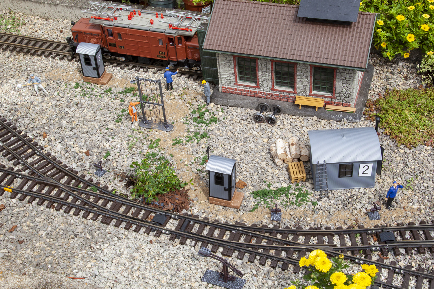 Art. Nr. 331746  - Bahnbetriebsausstattungsset - Umfangreiches Zubehr-Set, bestehend aus einem kleinen Bahnwrterhaus in Wellblechoptik, zwei Streckenwrterbuden mit Lutewerk und beweglichen Tren, drei Weichenstellhebeln sowie einem Schrhakengestell mit Handgerten zum Reinigen und Entschlacken der Dampfloks.