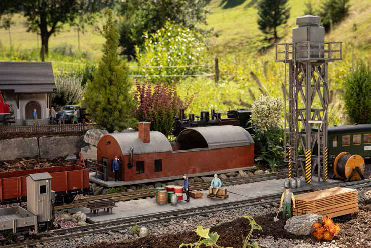 Ein Modell-Set fr das Dampf Bahnbetriebswerk (BW) mit Besandungsturm und Sandhaus mit verschiebbaren Dachteilen fr die Beladung. Zur realistischen Dekoration liegt Sandmaterial bei.