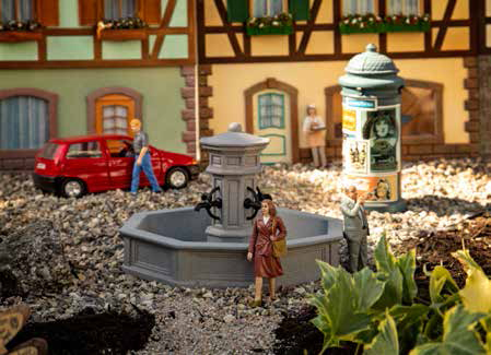 POLA 2024 - 333153 - Steinbrunnen - Marktplatzausschmckung! Granitgrauer Marktbrunnen mit mittiger Brunnensule und vier Hhnen. Bausatz aus einem Material-Mix aus Resin und Kunststoff. Modell ohne Funktion