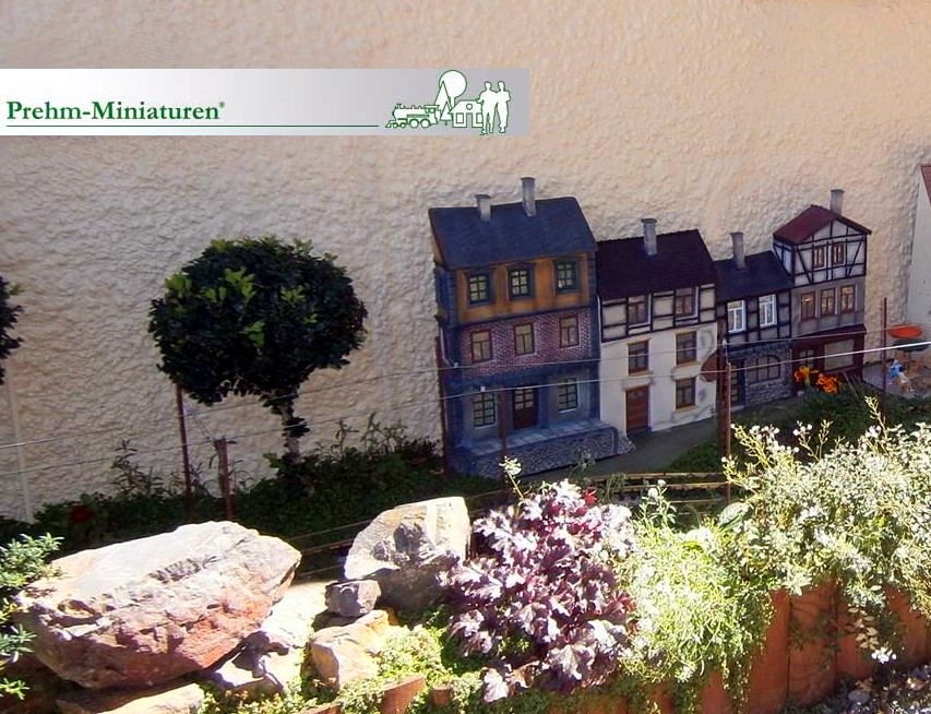 Reliefhuser von Prehm-Miniaturen auf einer Gartenbahnanlage in New Zealand-Februar 2014