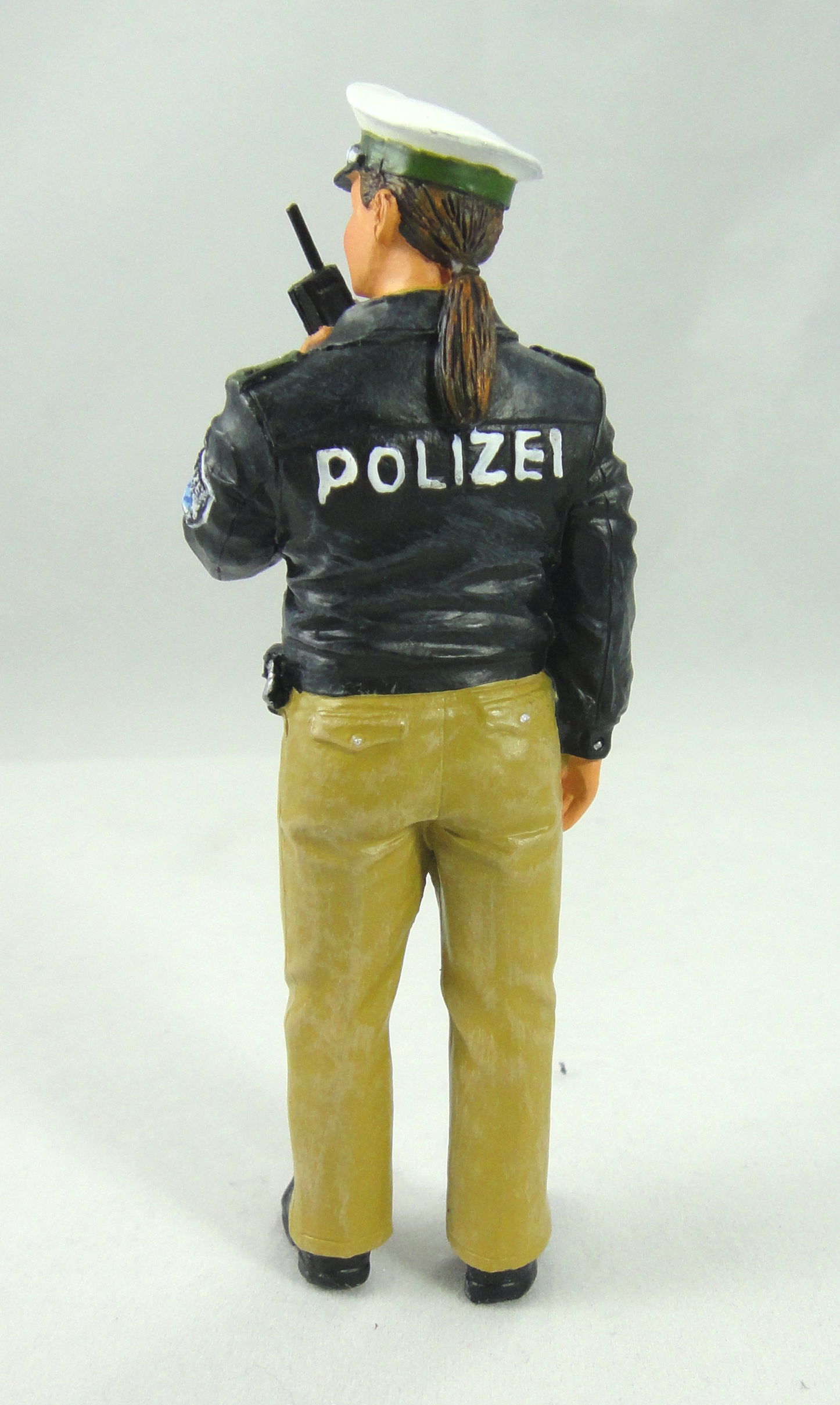 Artikel Nummer 500046 - Polizistin mit Funkgert - Metallfigur. Unverb. Verkaufspreis: 17,95 EUR p.St. 