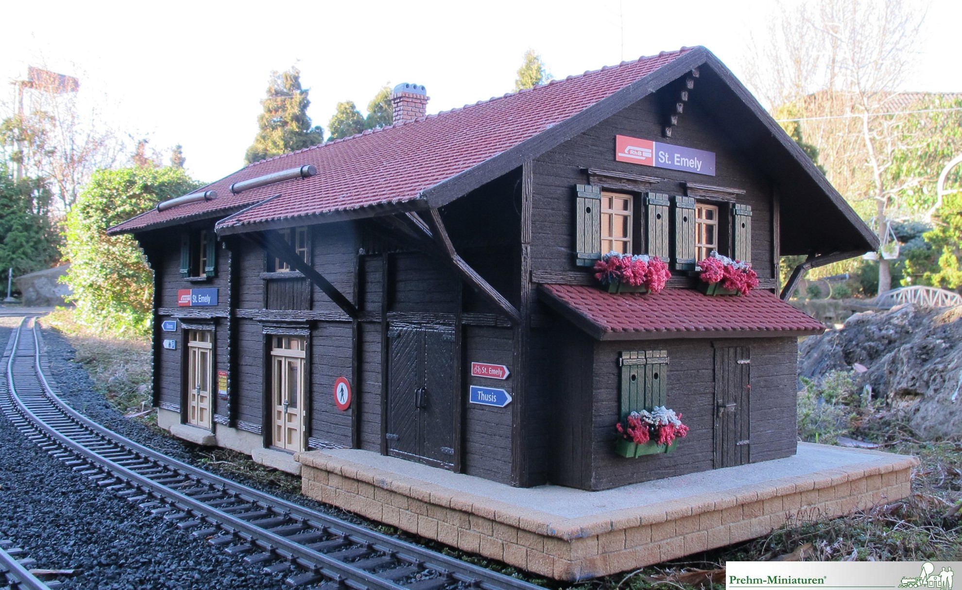 RhB Bahnhof "Wiesen" neues Modell von Prehm Miniaturen. Das Besondere am Bahnhof St. Emely ist der Wunschname. Bei einer Bestellung werden Wnsche bercksichtigt, so dass der Wunschname gleich mitgeliefert wird und das kostenlos.