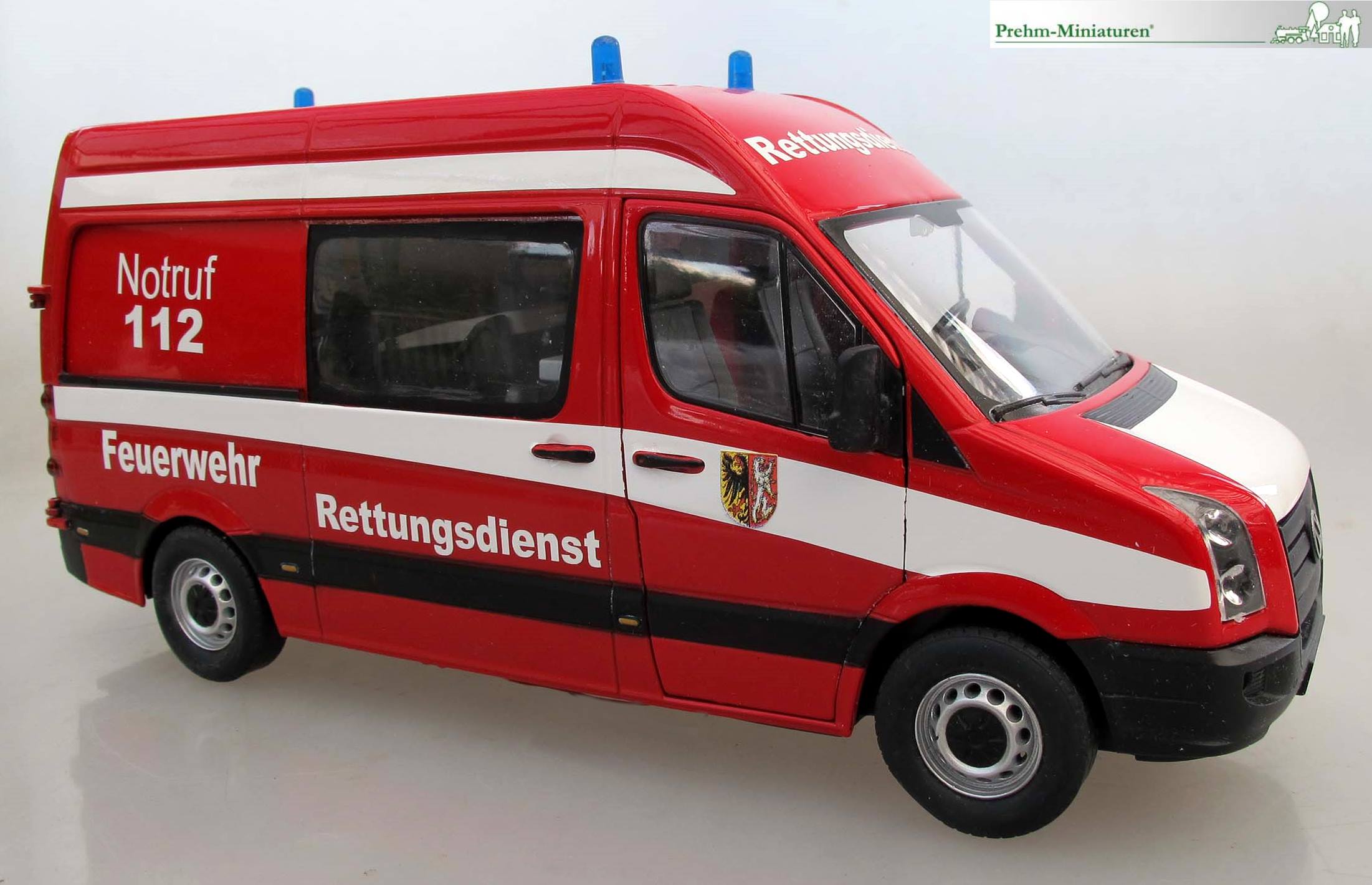 Art. Nr. 500300 - Feuerwehr - Rettungswagen - passend zu der, sehr erfolgreichen Sanitter Gruppe (500133), wurde das Metallmodell eines VW Crafter zu einem Rettungswagen umgebaut. In Handarbeit wurde, aus Frsteilen und Zukaufteilen, eine Inneneinrichtung konstruiert und eingebaut, die es bisher in diese Art noch nicht gibt. Eine Lackierung aus Autolacken, Aufklebefolien und Blaulicht machen das Modell in 1:24 zu einem identischen Rettungswagen der Feuerwehr.