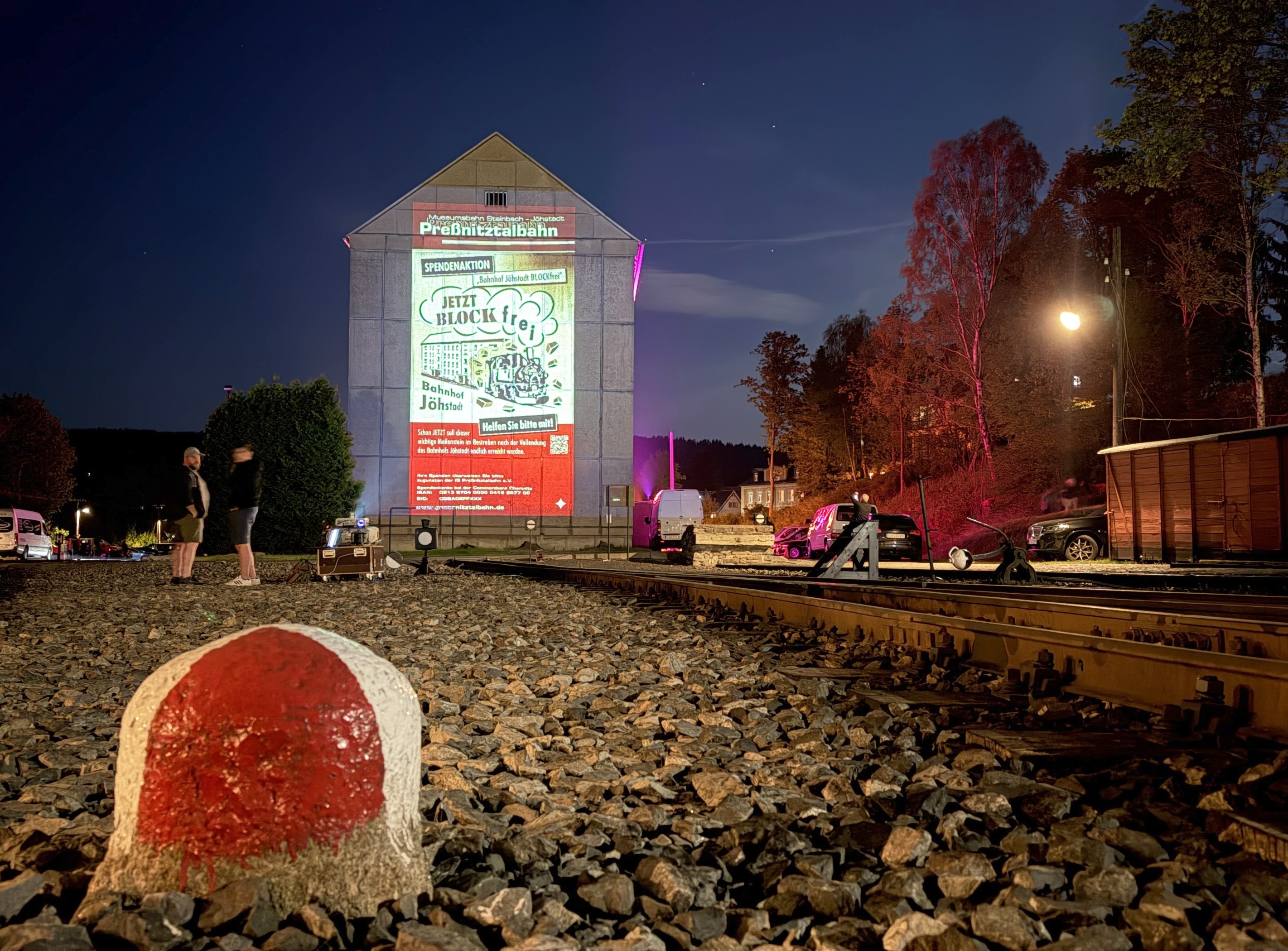 Bild vom Fest im Mai - Pfingsten - bei der Pressnitztalbahn. Mit gro�em Banner wurde auf den Abriss "Block frei" hingewiesen und ein Spendenaufruf gemacht.  
