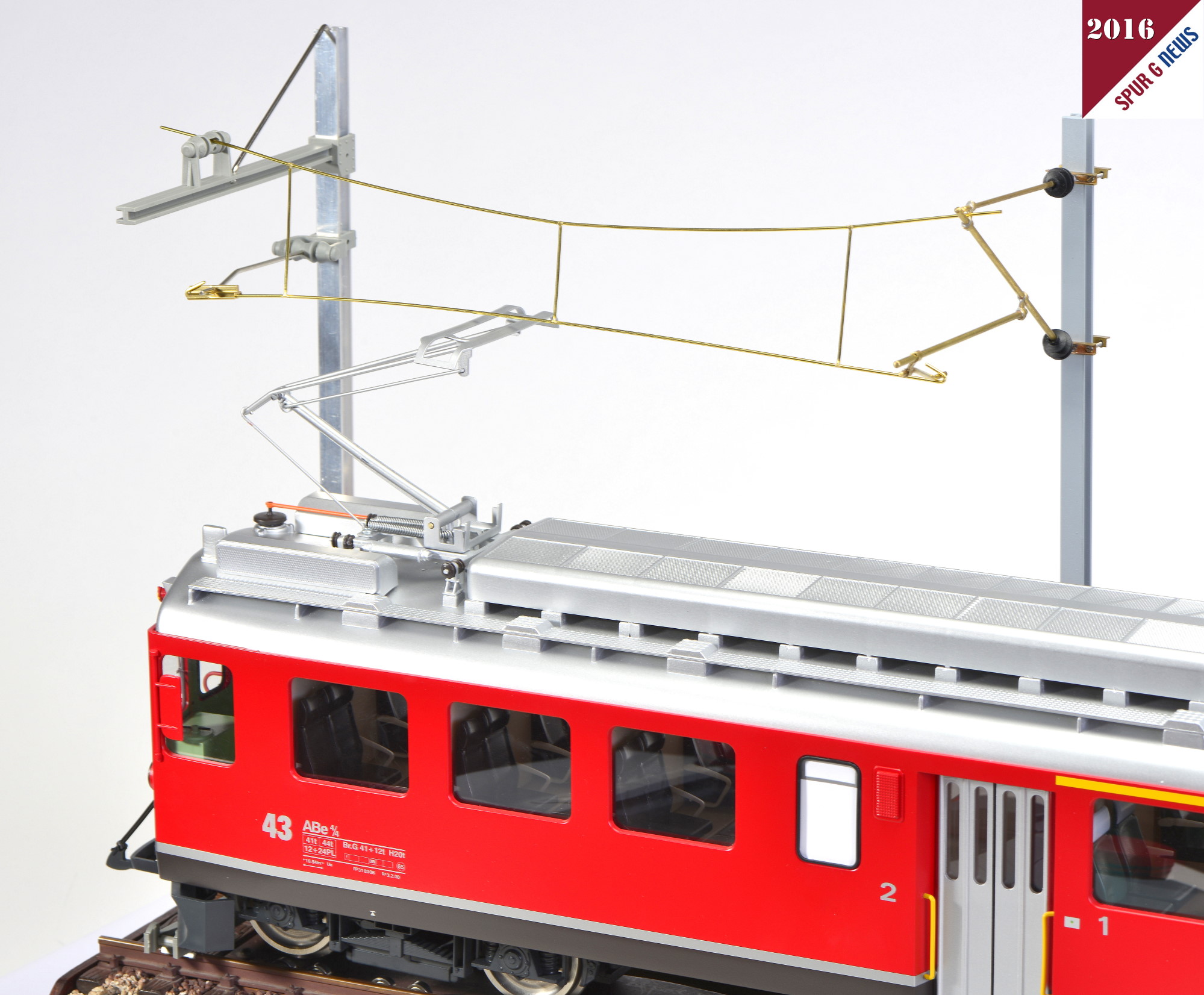 Mit der CS 2 auf dem Rollenprfstand haben wir den Triebwagen der RhB als Modell von Pullman schon getestet und ein Stck Oberleitung aufgebaut. Der Pantograph hebt sich mit Gerusch an den Fahrdraht durch Auslsung der Taste F 5 oder F 6, je nach Fhrerstand. Das Senken erfolgt dann ebenfalls mit den beiden Tasten. Der Abstand Dachoberkante zum Fahrdraht knnte etwas niedriger sein, aber auch die Masten knnen fr den Fu gekrzt werden um ein vorbildgerechtes Aussehen zu erlangen. 