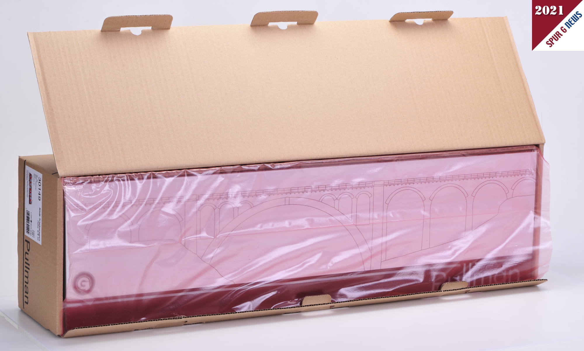 Wird der Umkarton aufgeklappt, kommt wieder ein Verpackungskarton mit rosa Kunststoffhlle zum Vorschein. Nun ist der Pullman Karton in wei mit dem Viadukt schon zu erkennen. 