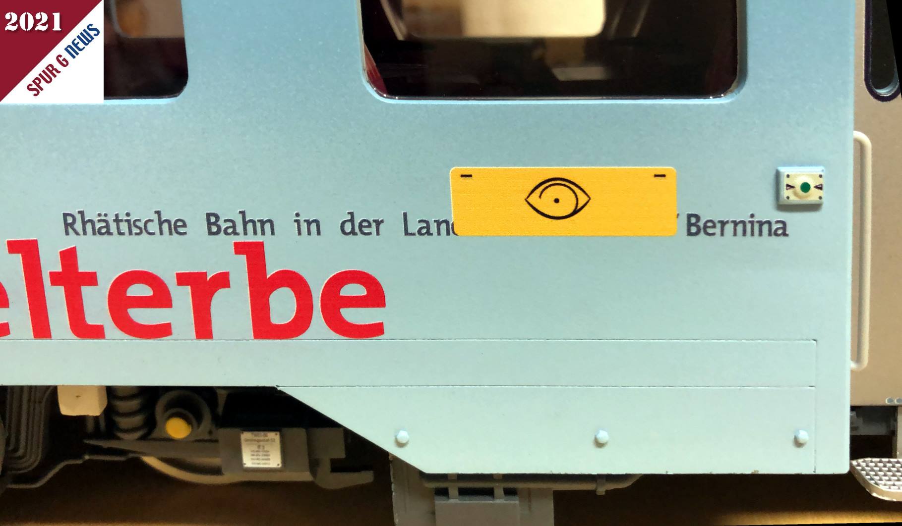 Rhtische Bahn in der Kulturlandschaft Albula! Dieser Schriftzug ist leider nicht komplett zu erkennen. Hier wurde das Zuglaufschild mit dem stilisierten Auge darber gedruckt. Auch dieses Foto wurde mit dem Handy gemacht und das "himmelblau" kommt nicht richtig zur Geltung. 