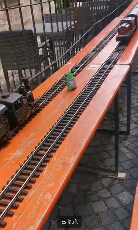 Kurzfilm von der Fahrt der Stainz mit einem Personenwagen und zwei Güterwagen. Der Untertitel "Es läuft!" sagt alles für diesen herrlichen Tag.