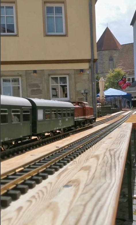 Kurzfilm von der Fahrt einer V110 mit DB Personenwagen auf der Strecke vor dem ModellbauStudio Raab - Richtung "Wendehammer"