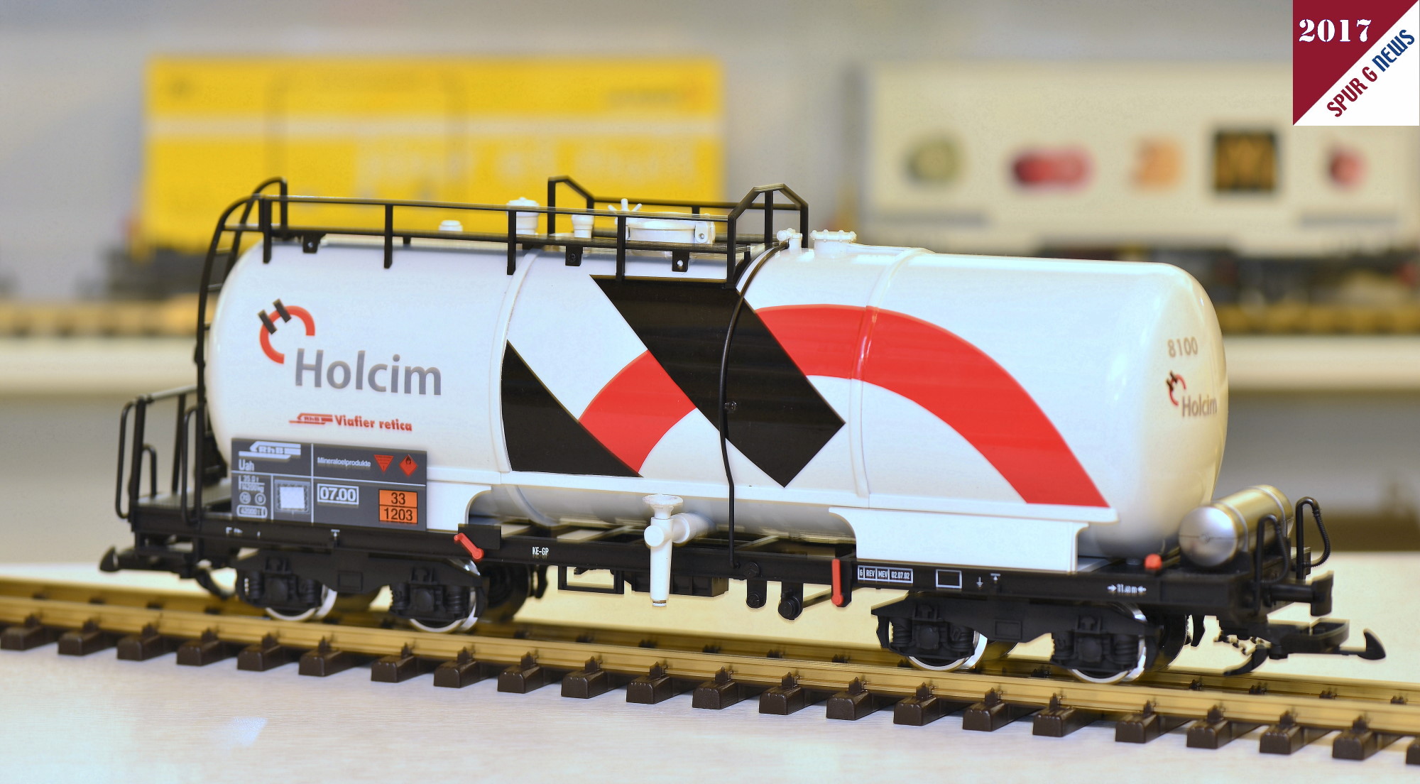 Die Betonfirma HOLCIM verfhrt Ihre Ware - BETON - in den von LGB bereits produzierten Mohrenkpfen. Fr 2018 wre ein Tiefladewagen mit Betonsilo in der Lackierung "HOLCIM" ein Wunsch mancher RhB Gartenbahner. Das Beton Silo ist ja bei DIECKIE Toys schon vorhanden. Muss also nur wei lackiert werden. Auch der Tiefladewagen ist im LGB Sortiment vorhanden. Tja so kann hier die Chance genutzt werden. 