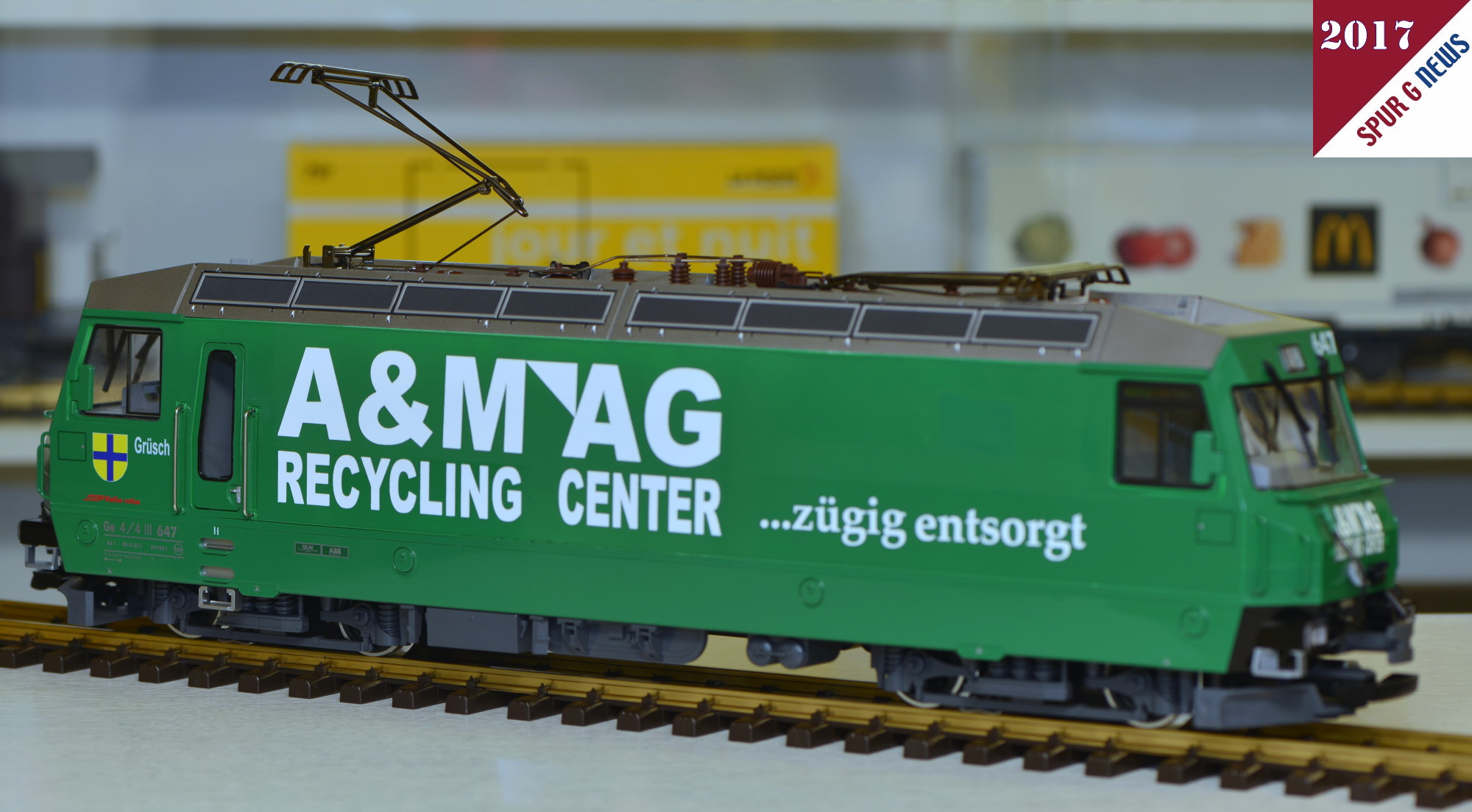 Die Hobbybahner "Modellfahrzeugbau" aus Goslar, Familie Gohlke, hatte einen lackierten Zug der Recyling Firma A&M AG mit Ge 4/4 III, einem "Automatik" Abraumwagen sowie vier Containern vorgestellt. Der Kesselwagen der RhB mit dem Holcim Logo ist ein Einzelstck. Da Holcim eine Betonfirma mit dem Sitz in Graubnden ist werden hier berwiegend Mohrenkpfe und Betonsilos zum Transport des Betons auf der Schiene verwendet. Eine Ge 4/4 III mit der Holcim Lackierung zieht auch schon mal einen Glacier oder Bernina-Express auf den Gleisen der RhB.