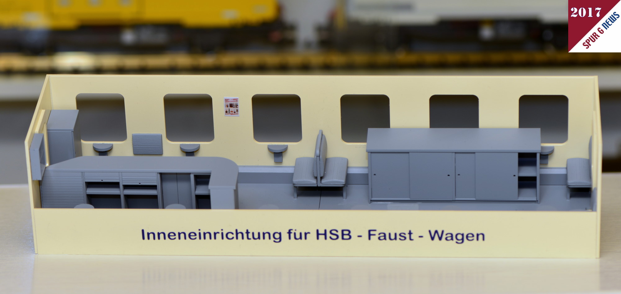 Christian Fesl war mit seinen Zubehrprodukten wie Lampenglsern, Schneerumer, Umbaustze fr Fenster und Inneneinrichtung fr Wagons vor Ort. Fr RhB Liebhaber waren die Streugutkiste und der Palettenwagen als Zubehr fr die Bahnhfe oder Wagen dabei bei der Neuheitenvorstellung 2018. 