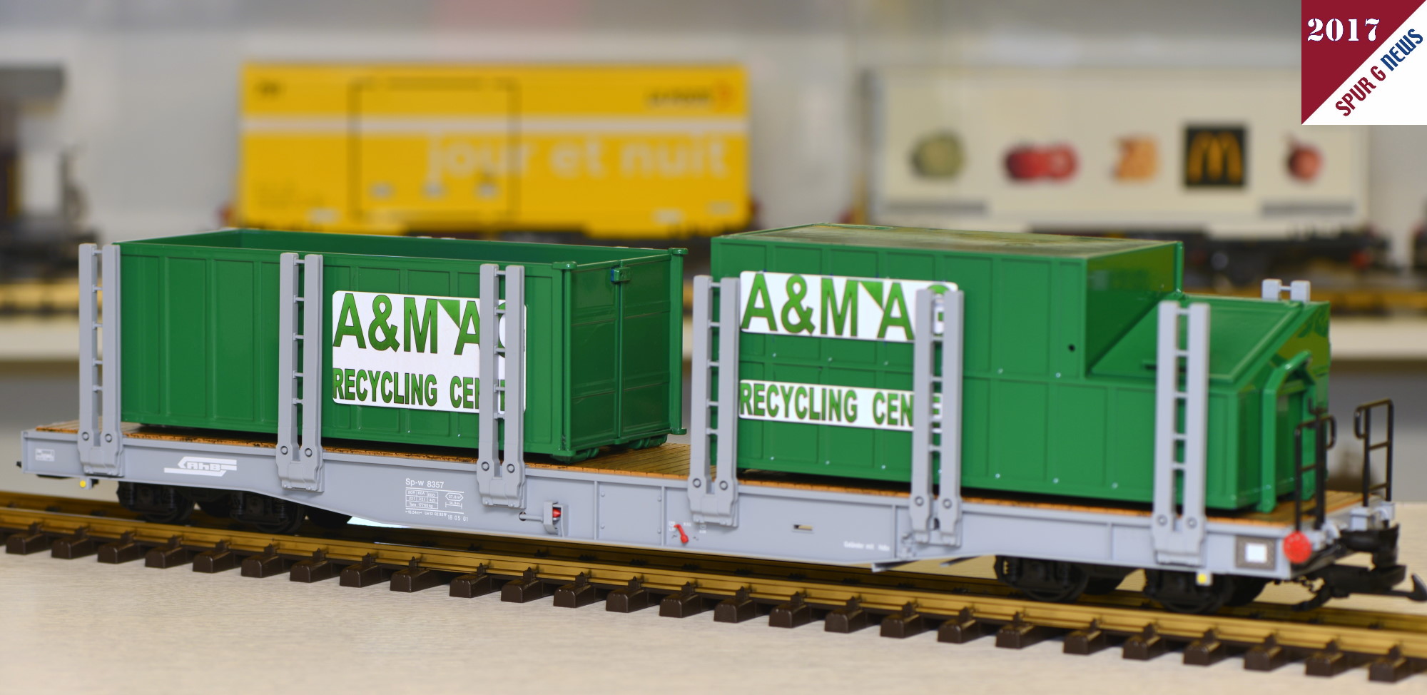 Verschiedene Container der Recycling Firma A&M AG als Beladung fr die hervorragenden Rungenwagen von LGB. 