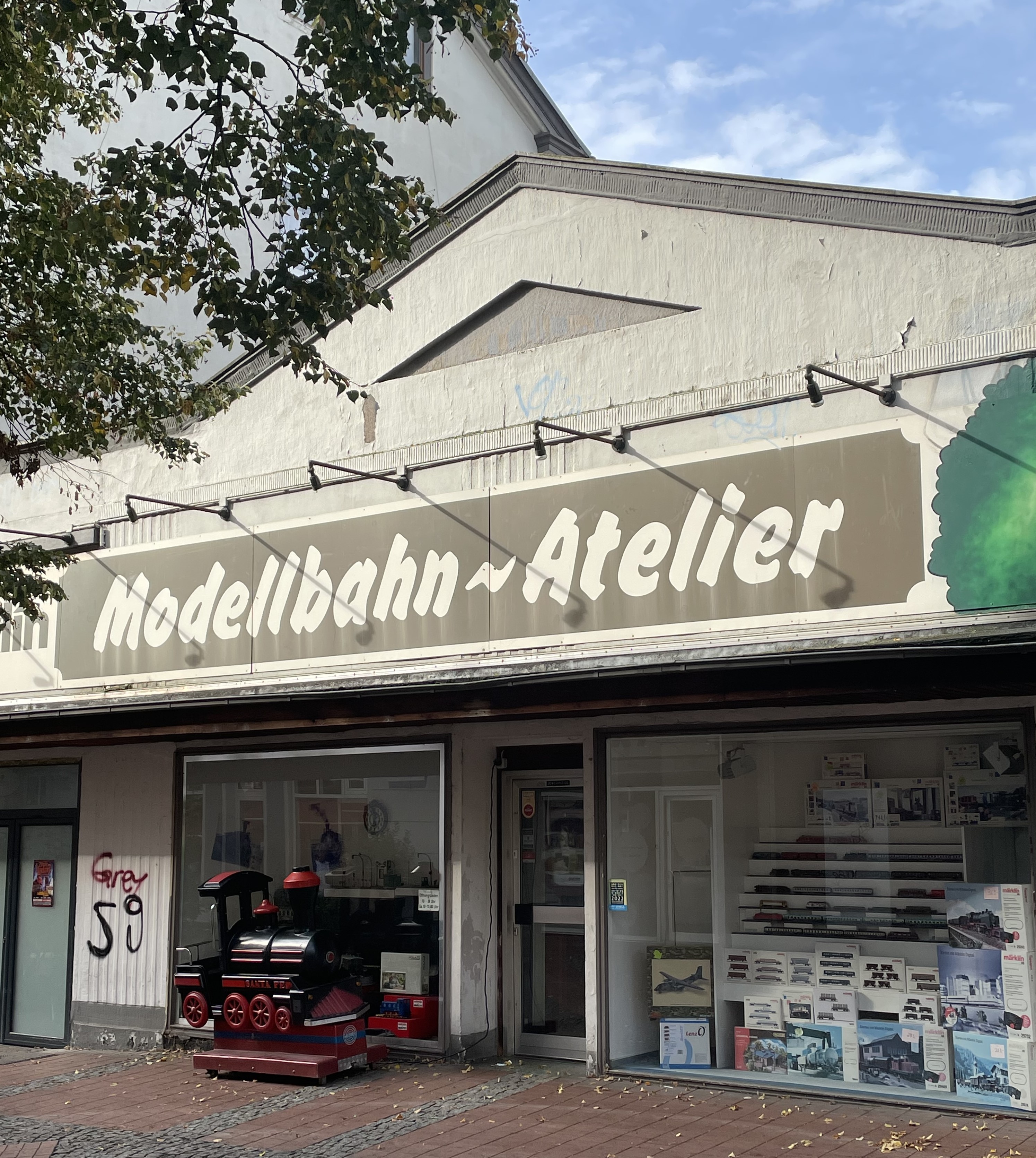 Nun ist es schon vorbei, das Modellbahnfest im Oktober 2023 bei Andreas Meyer in seinem Modellbahn-Atelier-Renken in Essen Steele. Nach Bekanntgabe im LGBSHOP und auf FACEBOOK sehen Sie was los war. Kunden, Hersteller und Kleinserienproduzenten waren an dem herrlichen Samstag anwesend. 