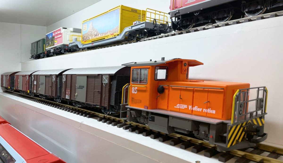 In der Vitrine sind vier Metallgterwagen von MK-Modells ausgestellt. Vorbildgerecht haben wir den Rangiertraktor Tmf 2/2 Nr. 85 davor platziert. Mehr unter www.lgbshop.de.