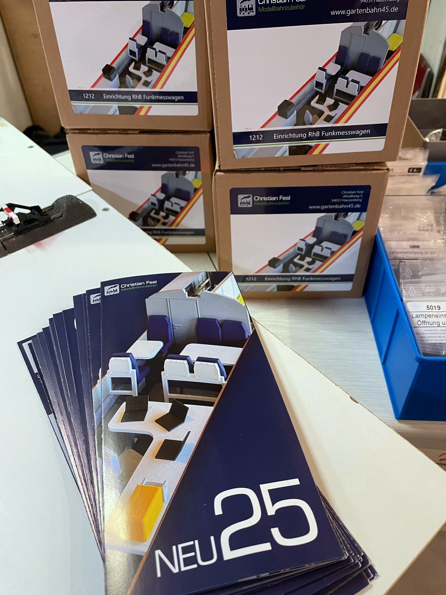 Christian Fesl hatte beim Fest im Oktober im Modellbahn-Atelier Renken gengend Zurstteile fr die Gartenbahnen dabei. Im Bild ist auch die bereits fertig gestellte Inneneinrichtung fr den LGB Clubwagen "RhB Funkmesswagen" sichtbar und konnte gleich mitgenommen werden. 