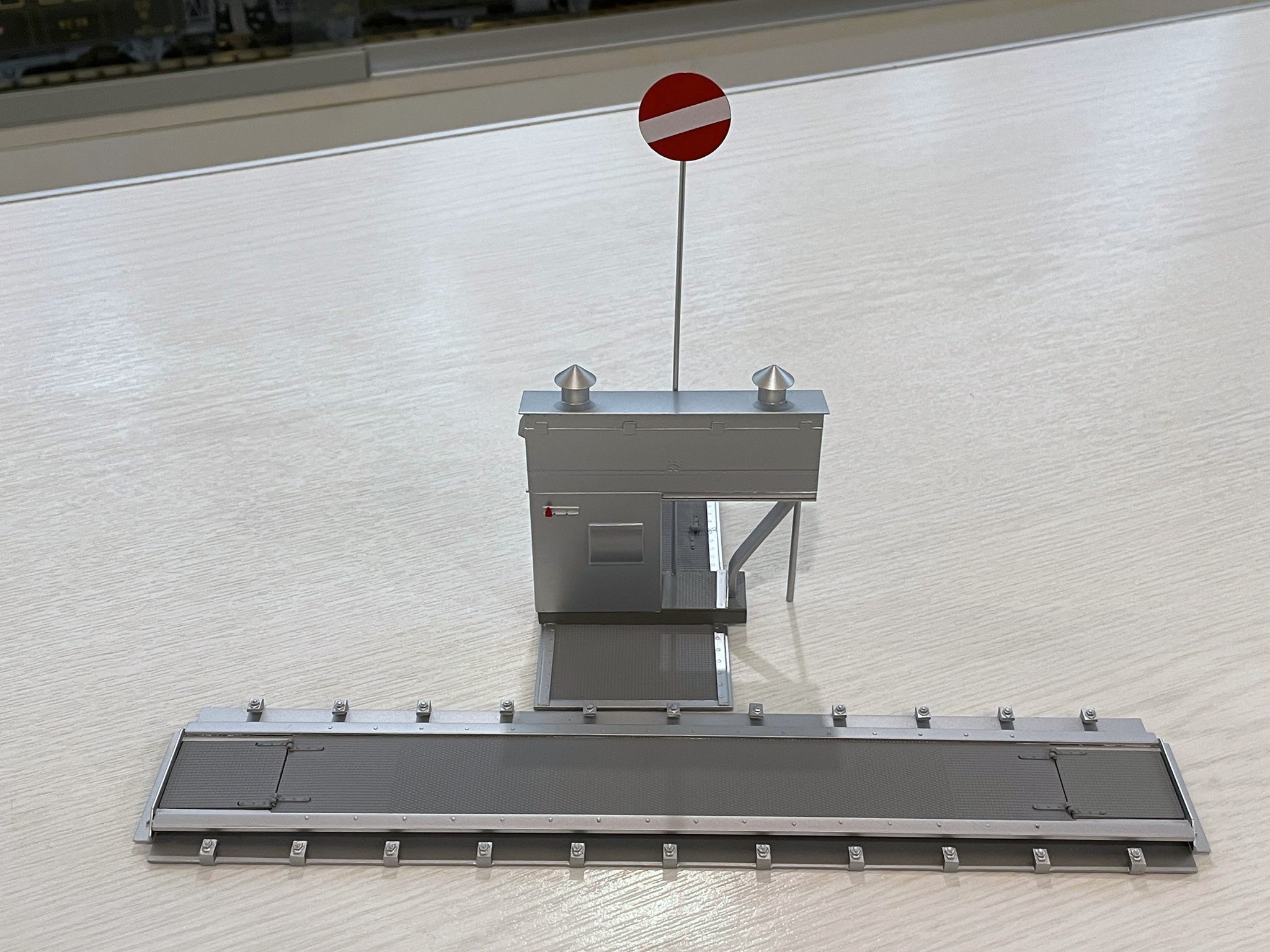 Im Modellbahn-Studio Renken werden Wagen, Signale und die im Bild gezeigte RhB Gleiswaage aus Filisur von MK-Modells zum Kauf angeboten. Die von MK-Modells aus der Schweiz produzierte Waage aus Metall gibt es als als Fertigmodell und als Bausatz. Ein schnes Detail auf jeder RhB Anlage. 