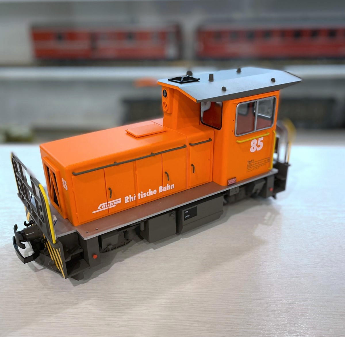 Meik Schrder von TrainLine 45 hatte zur Ausstellung seinen Rangiertraktor der RhB - Nr. 85 - Tmf 2/2 an das Modellbahnstudio-Renken zur Prsentation geliefert. Ein Bericht in den Spur G News ber Laufeigenschaften und Ausfhrung folgt noch in den nchsten Tagen. 