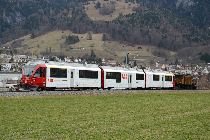 Allegra 3512 der RhB mit Werbeaufschrift ABB vor Malans am 14.01.2015