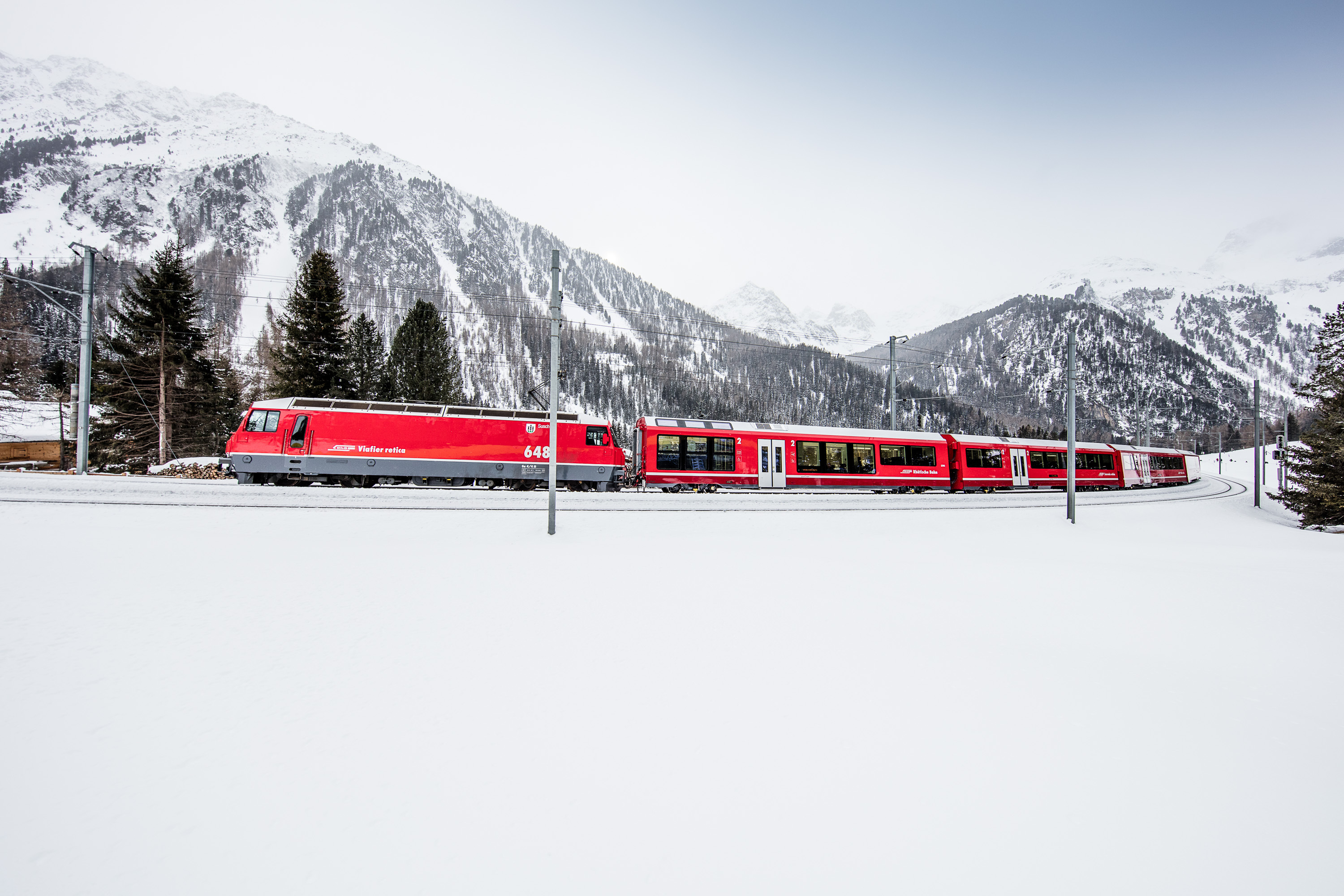 Der Gliederzug ALVRA mit einer Ge 4/4 III Nr. 648 Susch in roter Lackierung. Bild von der Rhtischen Bahn, Fotografin: Andrea Badrutt. Standort: Preda