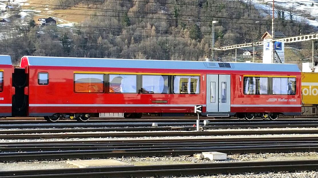 Der Endgliedwagen des 6 teiligen Gliederzuges steht dann in Fahrtrichtung Chur bereit bei Abfahrt in St. Moritz. Angekoppelt ist der Steuerwagen Ait 57801 - 57806 an der rechten Seite, wo auf dem Bild oben der gelbe Postcontainerwagen vorschaut. Der Endgliedwagen hat 34 Sitzpltze der 1. Klasse, Platz fr ein VELO und Kinderwagen. Zwei Rollstuhlgngige, behindertengerechte WC zhlen zur Comfort Ausstattung. 