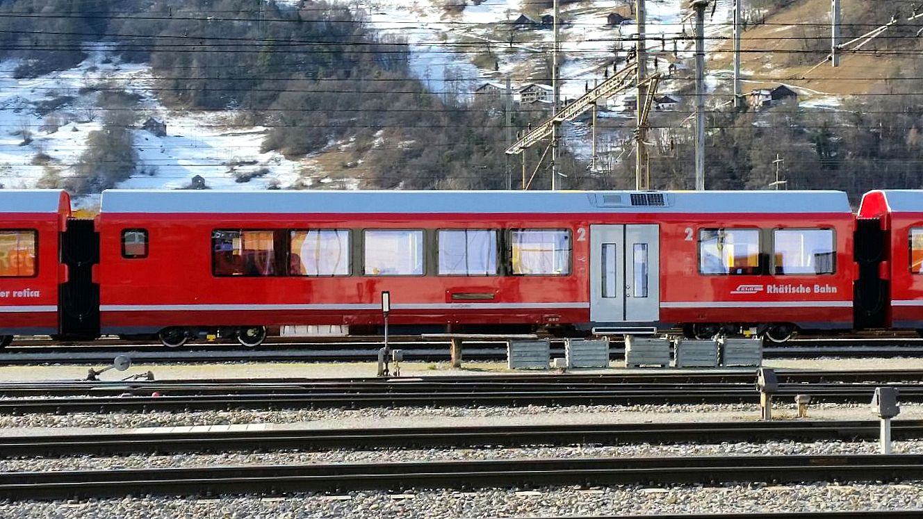 Der  Gliedwagen Nr. 4  ist ebenfalls ein reiner 2. Klasse Wagen. Er bekommt die Nummern B 57701 bis 57306. Wie schon am kleinen Fenster auf der linken Seite erkennbar ist dieser Wagen mit 2 Standard-WC ausgestattet. Das Besondere an diesem Wagen, der eigentlich den Mittelpunkt des Gliederzuges - mal abgesehen von der Lok - bildet ist, dass er als  Familien und Freizeitwagen und einer Kinderspielecke sowie einem Multifunktionsraum ausgestattet ist. 32 Pltze der 2. Klasse, Platz fr 10 VELO (Fahrrad) und Kinderwagen sowie 14 Klappsitze sind vorhanden. Robuste, aber moderne Bestuhlung mit Sitzpolster und langen Tischen im Alphtten-Stil runden das Angebot fr Familien- und Freizeittouristen, Sportler, Familien und Selbstverpfleger ab. Der von Swiss-TS zertifizierte Kinderspielplatz im Motiv "Krokodil mit Cl Ferrovia" ist ebenso wie ein grozgiges Multifunktionsabteil (MFA) fr die anfangs genannten 10 Bikes, Sportgerte, Kinderwagen und Gepck vorhanden. 1-2 mobile Kchenteile knnen auch eingebaut werden. Sicherlich werden dann auch hier Sonderzge fr Partys zu buchen sein. Die RhB lsst sich von Anfang an immer was fr Ihre Kunden einfallen. 