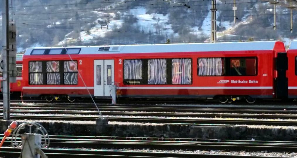 Wir fangen "vorne" Richtung St. Moritz an. Hier kommt die Lok an den Endgliedwagen Bi 57601 bis 57606. Das wird der Gliedwagen fr die Fotografen werden. Es gibt nmlich ein Fotoabteil mit Senkfenster und Rundum-Panoramafenster. Selbst mir ist es schon passiert, das ich im goldenen Herbst in den alten Wagen ein Fenster zum fotografieren ffnete und ich auf die "Klte und die Hhe" im Oktober hingewiesen wurde die dann in den Zug strmte. Mit diesem Endgliedwagen werden 6 vertikale, elektrische Senkfenster fr ungehinderte Blicke in die Tiefe und fr alle Fotografen und Filmer im Bi 576xx angeboten. Die Dachfenster haben sogar elektrische Sonnenrollos. Eine Sitzbank mit 14 einzeln abklappbaren Sitzpltzen sind auch im Fotoabteil vorhanden. 