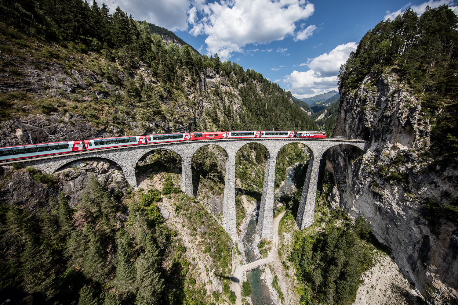 Der Landwasserviadukt. Bild von der Rhtischen Bahn, Fotografin: Andrea Badrutt (Hubschrauber) 