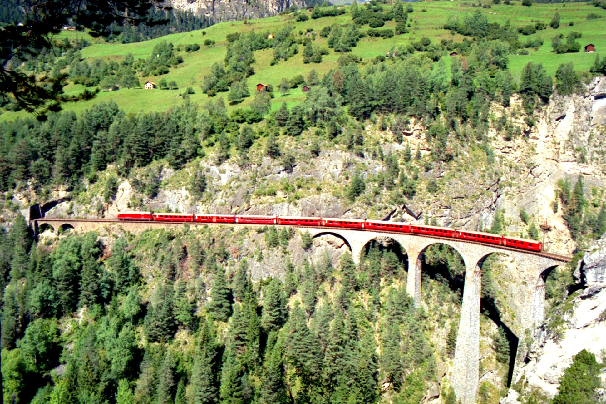 Glacier-Express mit einer roten Ge 4/4 III und den "alten" Anhngern. 