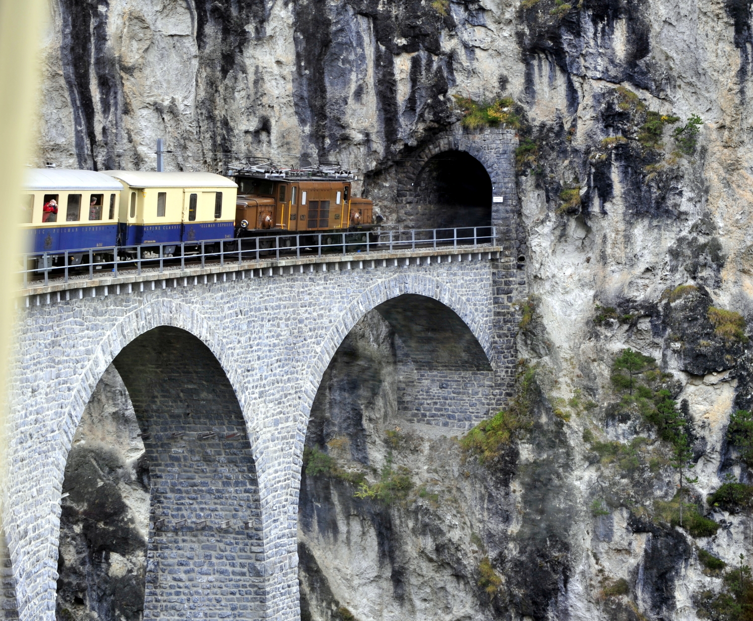 Pullman-Express mit RhB Krokodil Nr. 415  auf dem Landwasser-Viadukt kurz vor der Tunneleinfahrt nach Filisur. Sonderfahrt von Chur nach Sameden zum 20 Jahre-Jubilum.