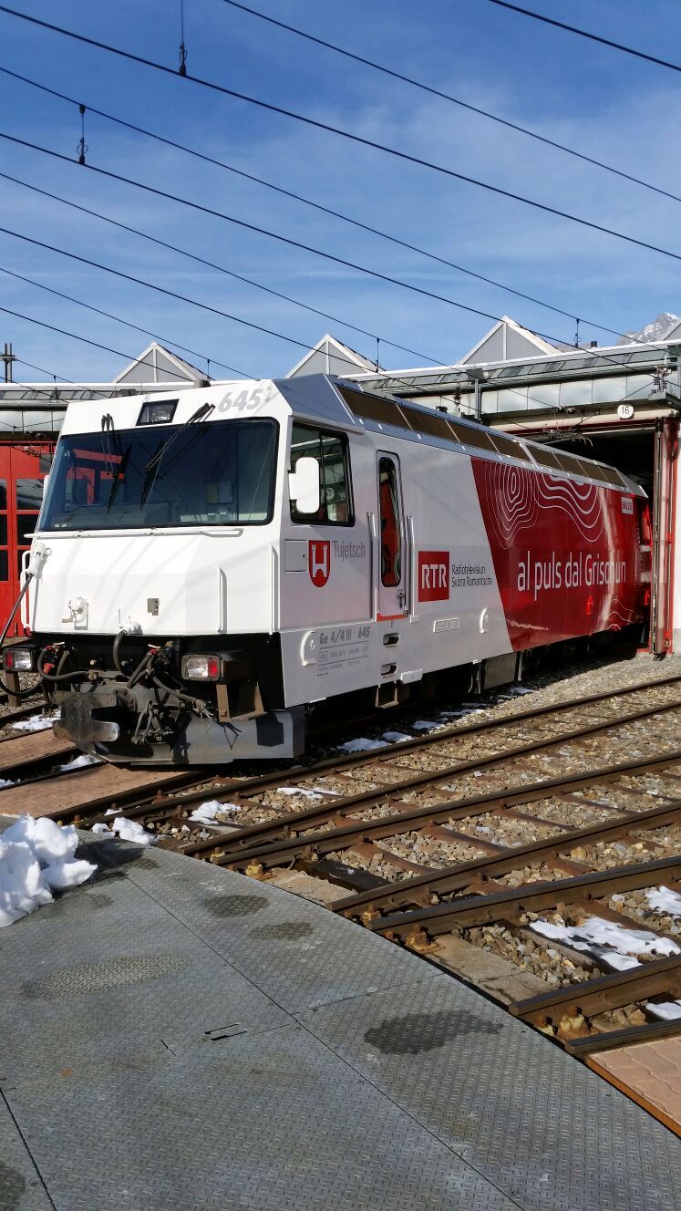 Die Lokomotive Ge 4/4 III Nr. 645 war ja bereits mit der Werbung des Radio und Fernsehsender der Schweiz unterwegs. 