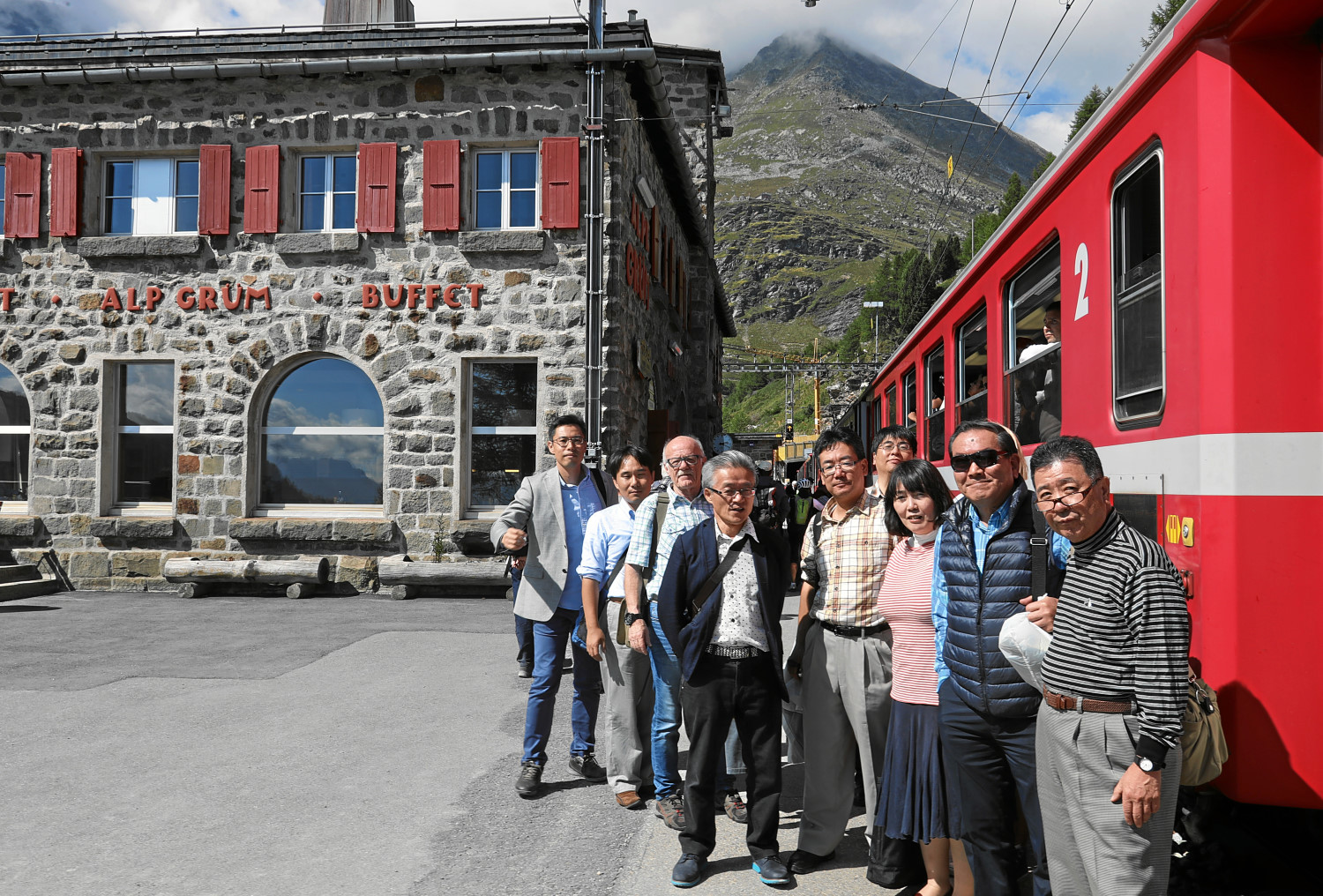 hochrangige Delegation der Hakone Tozan Railway bei der RhB: hier Alp Grm