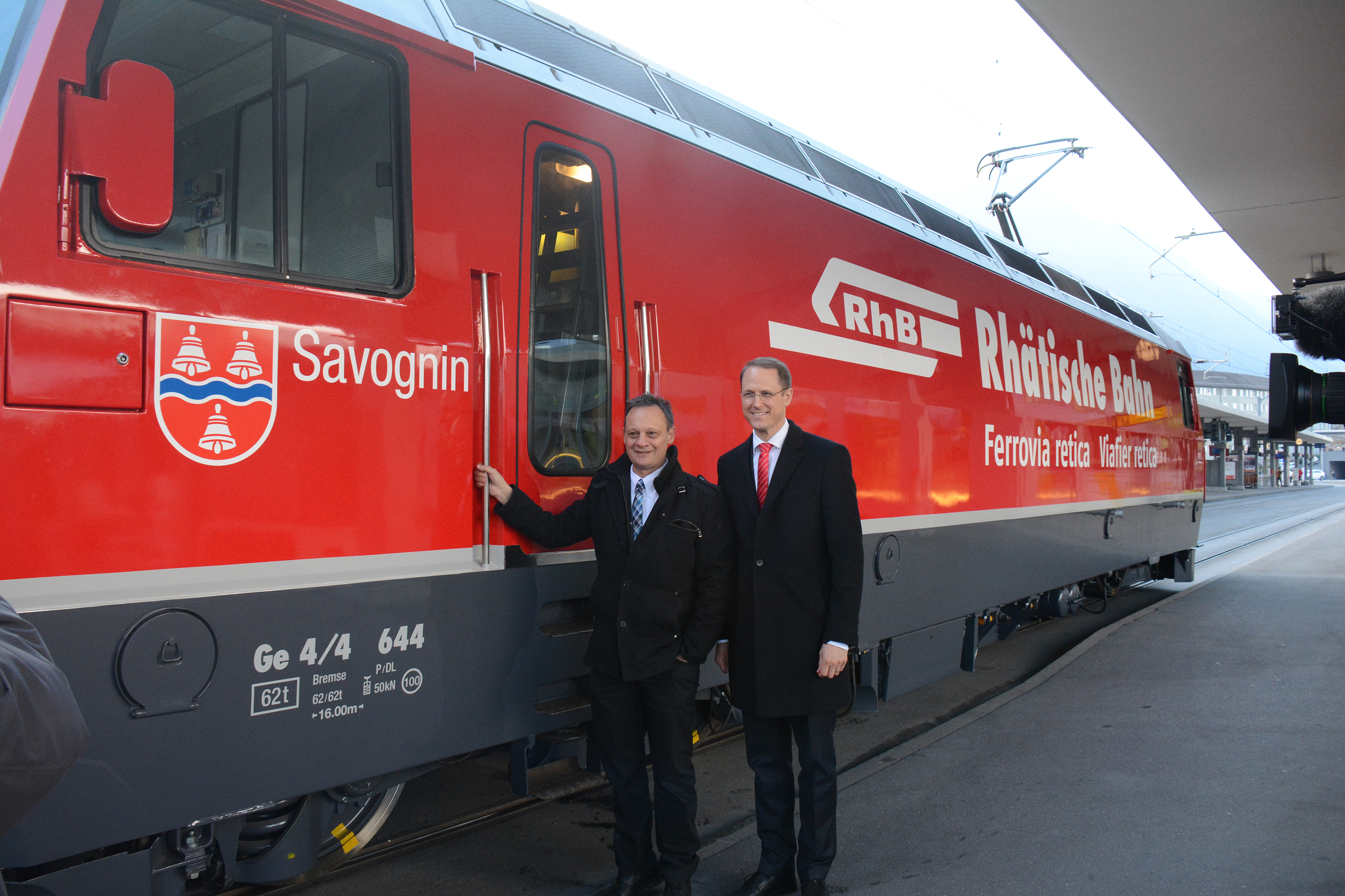 Bildunterschrift: Ge 4/4 III 644 mit RhB Direktor Renato Fasciati (rechts) und Herr Stefan Engler, Verwaltungsrat der RhB (links im Bild) 