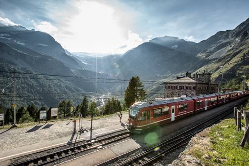 Allegra vor dem Bahnhof "AlpGrm" - Pressefoto der RhB. 