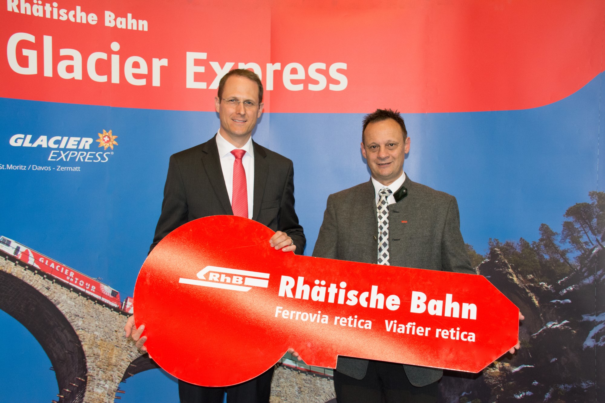 Schlsselbergabe an den neuen RhB Direktor Renato Fasciati (links im Bild) von Verwaltungsratsprsident  Herrn Stefan Engler (rechts im Bild).