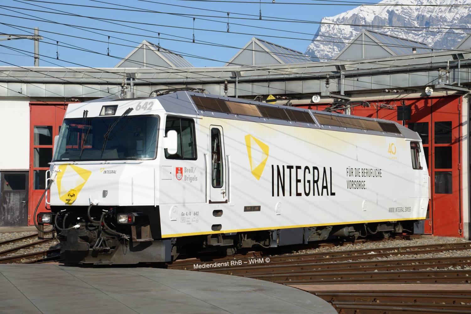 Wie aus den Gartenbahnerkreisen bekannt ist, eigenen sich die Lokomotiven der RhB vom Typ Ge 4/4 III sehr gut als "Werbeflche". Von unserem Schweizer Fotografen haben wir die umgestaltete Ge 4/4 III der RhB - 642 - Breil / Brigels  auf der Drehscheibe im Depot Landquart schon auf den Chip gebannt bekommen. Zum 40jhrigen Jubilum wird diese Werbelok auf den Schienen der RhB unterwegs sein. Wir sind gespannt, wie diese Lok vor welchen Zgen fhrt. Auch gespannt ob KISS Modellbahn Service dies Lok als Modell bringt. 