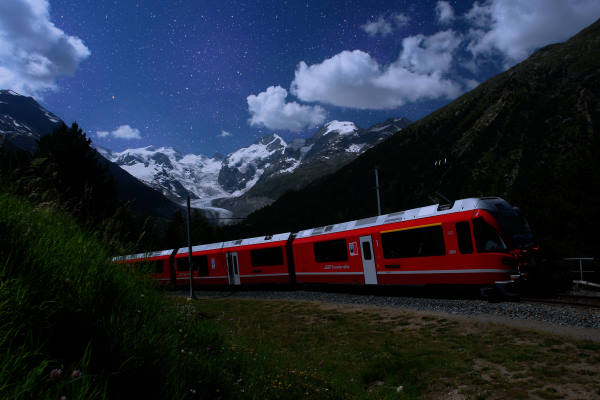 Die einmalige Stimmung auf Alp Grm und das groe Wissen des Weltraum- und Astronomiespezialisten Men J. Schmidt: Die Rhtische Bahn (RhB) ldt ein zu zwei exklusiven Sternguckerfahrten. Umrahmt von eindrcklicher Bergkulisse und Gletschern bringt Men J. Schmidt mit viel Witz den Fahrgsten sein Wissen ber den Bndner Sternenhimmel nher.