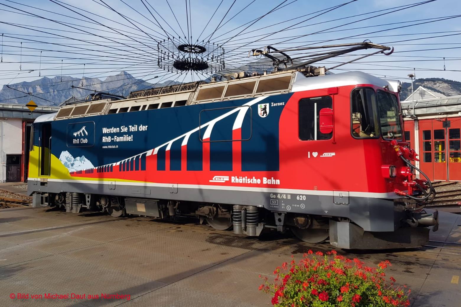 Die andere Front der Ge 4/4 II 620 - Zernez - auf der Drehscheibe im Depot in Landquart. Hier ist auch das Eingangsbild sehr gut zu erkennen. Diese Beklebung kann ich mir sehr gut auch fr eine Ausfhrung aus dem Hause LGB oder evtl. KISS Modellbahn-Service vorstellen. Mal sehen wer hier schneller ist. 