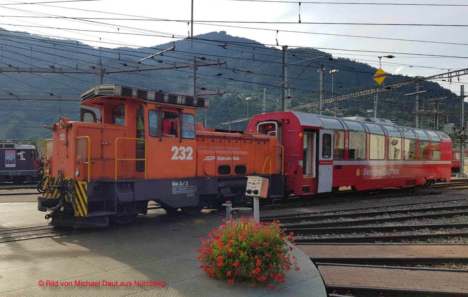 Am Rande der Drehscheibe wurde dann noch die neue Beklebung fr den Bernina-Express gesichtet. Ein Panoramawagen wird von der Beklebungswerkstatt zum Einsatz gefahren. Die Diesellok 232 Gm 3/3 mit der kurzen und der langen Haube wre auch ein tolles Modell fr die Gartenbahn. Warum? Weil diese auch auf den meisten nicht elektrifizierten Strecken bei der Modellbahn gut aussieht. Das Fahrwerk fr die Gartenbahn drfte hier kein Problem darstellen. 