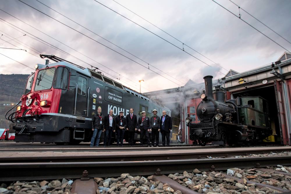 Vor dem Ringlokschuppen im Depot Landquart:  RHTIA - rechts im Bild und links die neue Werbelok Ge 4/4 II der RhB mit dem Spendenaufruf. Legende der Personen vor der Lok wird nachgereicht. 