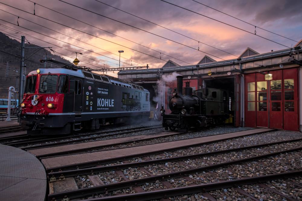 Ge 4/4 II der RhB mit dem neuen Werbelogo "Spendenaufruf" KOHLE fr die Dampflok RHTIA. Abendstimmung vor dem Ringlokschuppen in Landquart. 