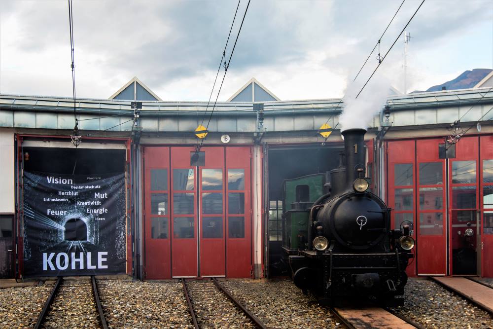 Die Prsentation einer neuen Werbelokomotive auf der historischen Rotonde vor dem Lokdepot in Landquart sorgte am Freitag, 9. November 2018 fr mediales Aufsehen. Nicht nur, weil zum ersten Mal eine Lok fr eine andere Lok Werbung macht, sondern und vor allem auch weil das Ziel dieses Auftrittes die Lancierung einer gro angelegten Spendenaktion zur Rettung der ltesten Lokomotive der Rhtischen Bahn ist.