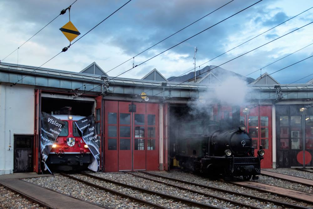 Die Prsentation einer neuen Werbelokomotive auf der historischen Rotonde vor dem Lokdepot in Landquart sorgte am Freitag, 9. November 2018 fr mediales Aufsehen. Nicht nur, weil zum ersten Mal eine Lok fr eine andere Lok Werbung macht, sondern und vor allem auch weil das Ziel dieses Auftrittes die Lancierung einer gro angelegten Spendenaktion zur Rettung der ltesten Lokomotive der Rhtischen Bahn ist.