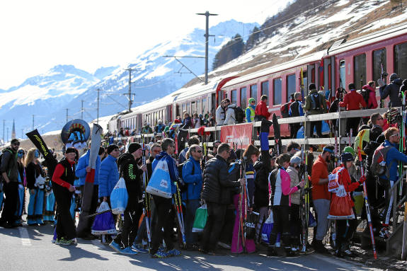 S-CHANF, 8MAR15 - Zahlreiche Teilnehmer treten die Heimreise mit dem oeffentlichen Verkehr an. Impression aus dem Zielbereich des 47. Engadin Skimarathon am 8. Maerz 2015 in S-chanf.Impression of the 47th Engadin Skimarathon, a cross country skiing race over 42 kilometres and more than 13'000 participants, in the Engadine Valley, Switzerland, March 8, 2015. swiss-image.ch/Photo Andy Mettler