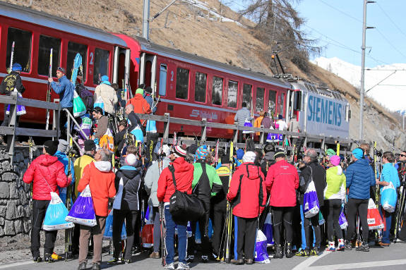 S-CHANF, 8MAR15 - Zahlreiche Teilnehmer treten die Heimreise mit dem oeffentlichen Verkehr an. Impression aus dem Zielbereich des 47. Engadin Skimarathon am 8. Maerz 2015 in S-chanf.Impression of the 47th Engadin Skimarathon, a cross country skiing race over 42 kilometres and more than 13'000 participants, in the Engadine Valley, Switzerland, March 8, 2015. swiss-image.ch/Photo Andy Mettler