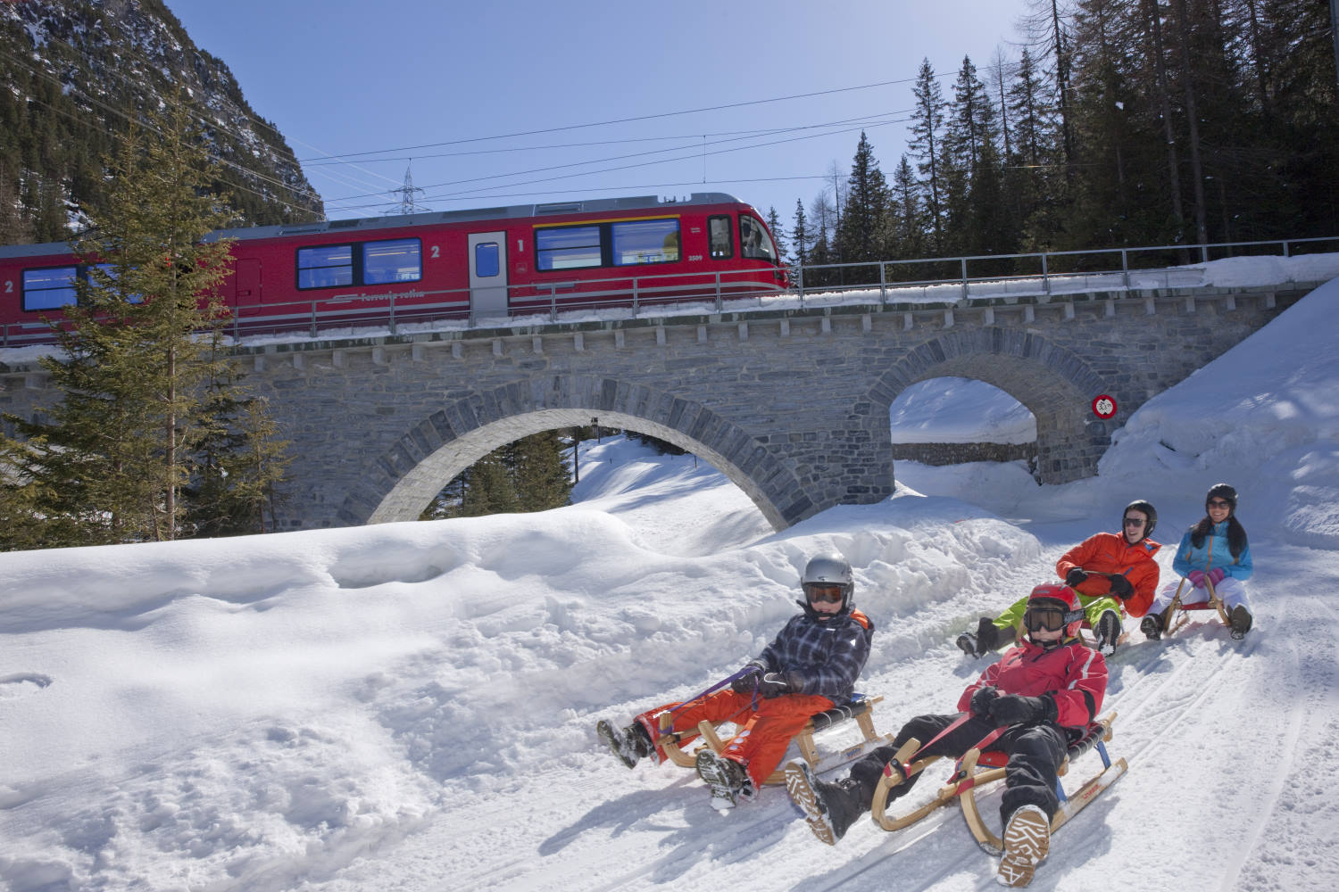 Ob auf rassigen Brettern oder Kufen talwrts, auf Schneeschuhen bergwrts oder genussvoll winterwandernd: Die Rhtische Bahn (RhB) ist erste Wahl fr die staufreie Fahrt zu zahlreichen Wintervergngen. So bietet das Angebot Rhtische Bahn aktiv Rundfahrt-Spezialbillette kombiniert mit ausgewhlten Schneeschuhtouren entlang des RhB-Streckennetzes. Zum Schlittelplausch Preda/Bergn gelangt man mit dem Schlittelzug. Und dank der Kooperation mit Bndner Schneesportgebieten werden Tageskarten mit nur einem Franken Aufpreis auch zum Zugbillett fr die RhB.