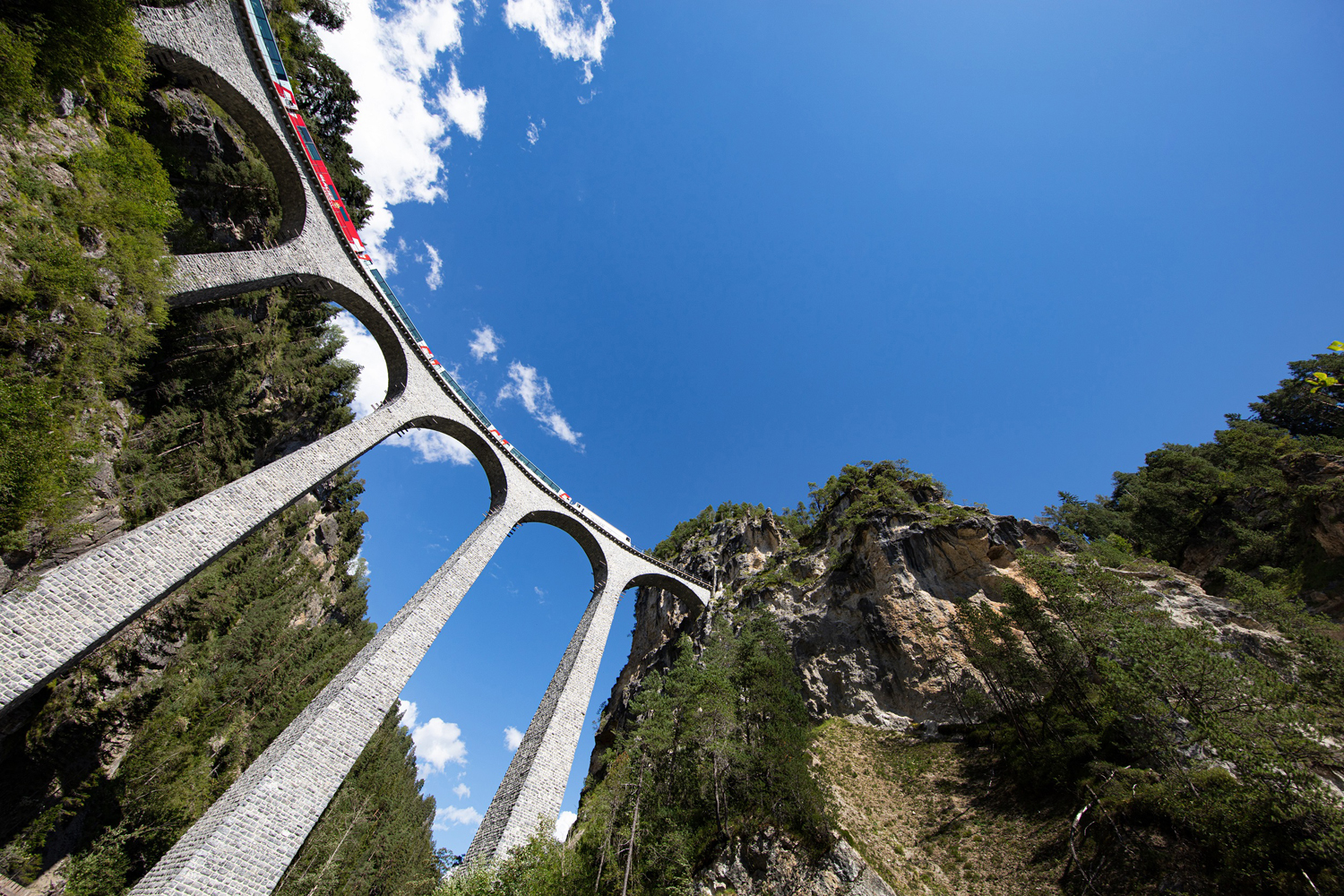 Rund um den weltberhmten Landwasserviadukt der RhB entsteht die Landwasserwelt. Es wird ein Themen- und Erlebnisraum geschaffen, der die Bahnkultur vom UNESCO Welterbe RhB mit der Natur und Kulturlandschaft des Albula- und Landwassertales und des Parc Ela verbindet. Die Landwasserwelt soll in den kommenden Jahren schrittweise realisiert werden. Vom 10. bis 18. Oktober 2020 wird mit ersten Angeboten und Attraktionen anlsslich der Erlebnistage am Wahrzeichen Graubndens veranschaulicht, wie sich die Landwasserwelt dereinst prsentieren knnte. Auf Familien, Bahn-, Kultur- und Naturinteressierte wartet ein abwechslungsreiches Programm. w