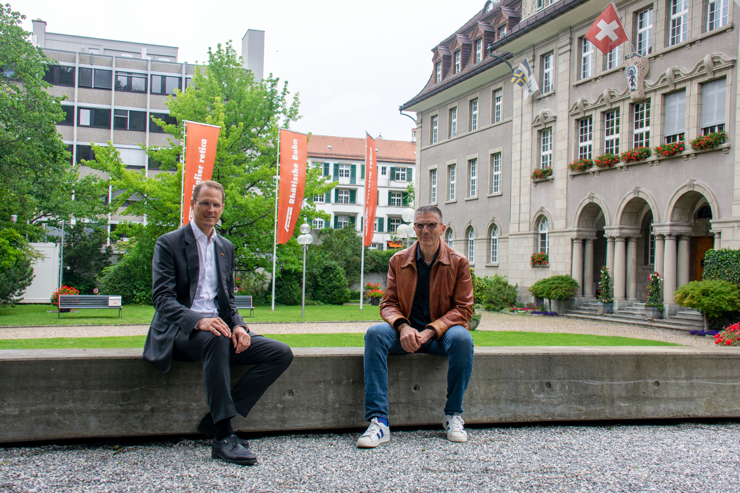 RhB-Direktor Renato Fasciati (links im Bild) und Stadtrat Tom Leibundgut (rechts im Bild) .Nach erfolgreicher dreieinhalbjhriger Versuchsphase wird der historische Park vor dem Verwaltungsgebude der Rhtischen Bahn (RhB) ab 1. Juli 2020 bis auf Weiteres der Stadt Chur und damit der ffentlichkeit zur Nutzung bergeben. Darauf haben sich die RhB und die Stadt Chur krzlich geeinigt. Zurzeit wird der Park teilweise neu bepflanzt und mit weiteren Sitzbnken versehen, so dass diese Visitenkarte der RhB in der Bndner Hauptstadt noch einladender wird.