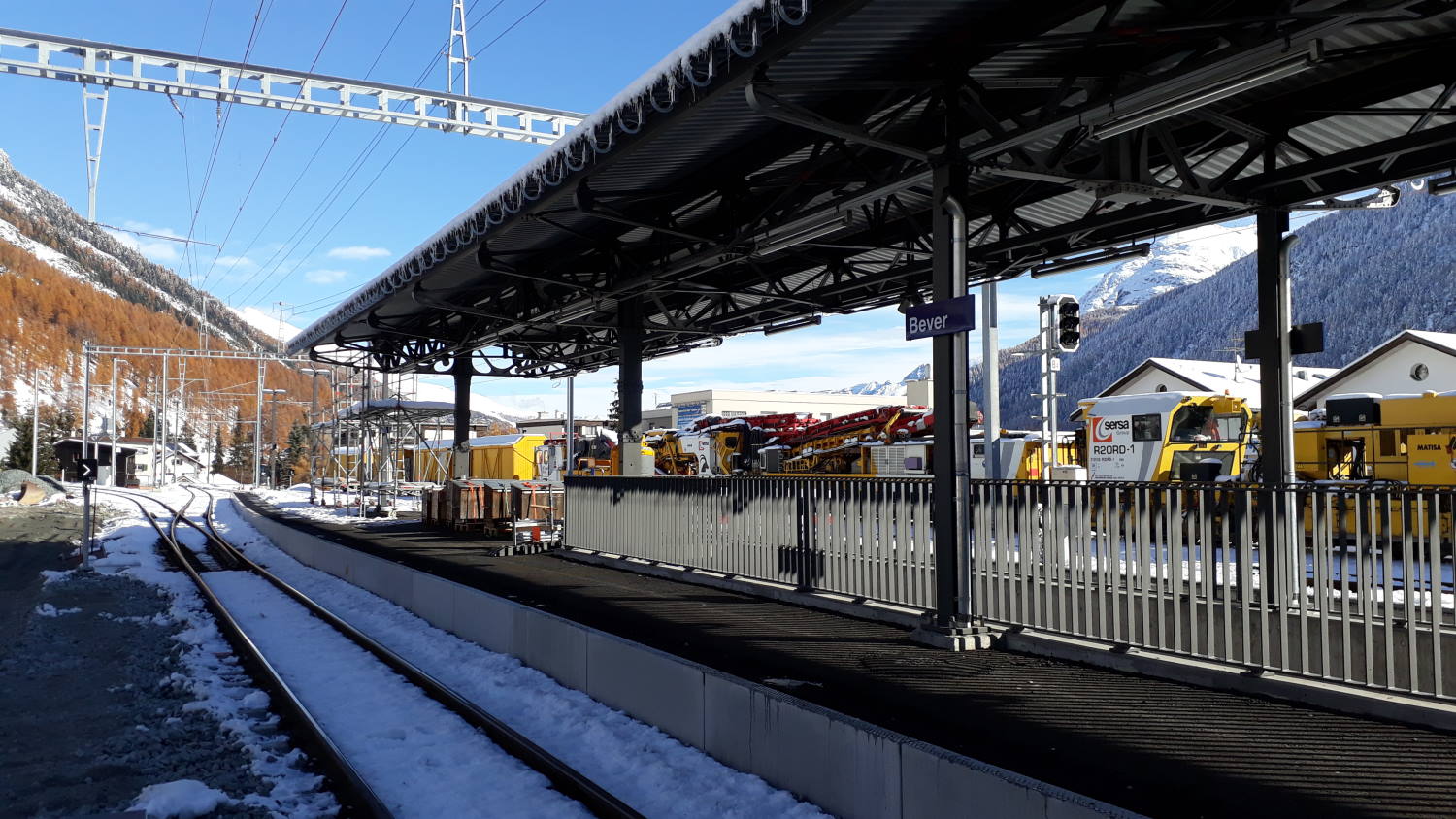 Bei den Projekten Doppelspur Bever  Samedan und Umbau Bahnhof Bever der Rhtischen Bahn (RhB) wurden letzte Woche zwei wichtige Meilensteine erreicht: Seit Montag, 26. Oktober 2020, steht den Fahrgsten am komplett erneuerten und behindertengerecht umgebauten Bahnhof Bever der neue Mittelperron mit den beiden Personenunterfhrungen zur Verfgung. Am Freitag, 30. Oktober 2020, wurde Gleis 3 am Mittelperron in Betrieb genommen, womit die Doppelspur Bever  Samedan, inklusive dem Abschnitt im Bahnhof Bever, vollstndig in Betrieb ging. Damit wird ein wichtiger Beitrag an die Fahrplanstabilitt und die zuknftige Verdichtung des Bahnverkehrs geleistet. 